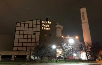 Toxic for People & Planet projected on BRESCO by the Backbone Campaign