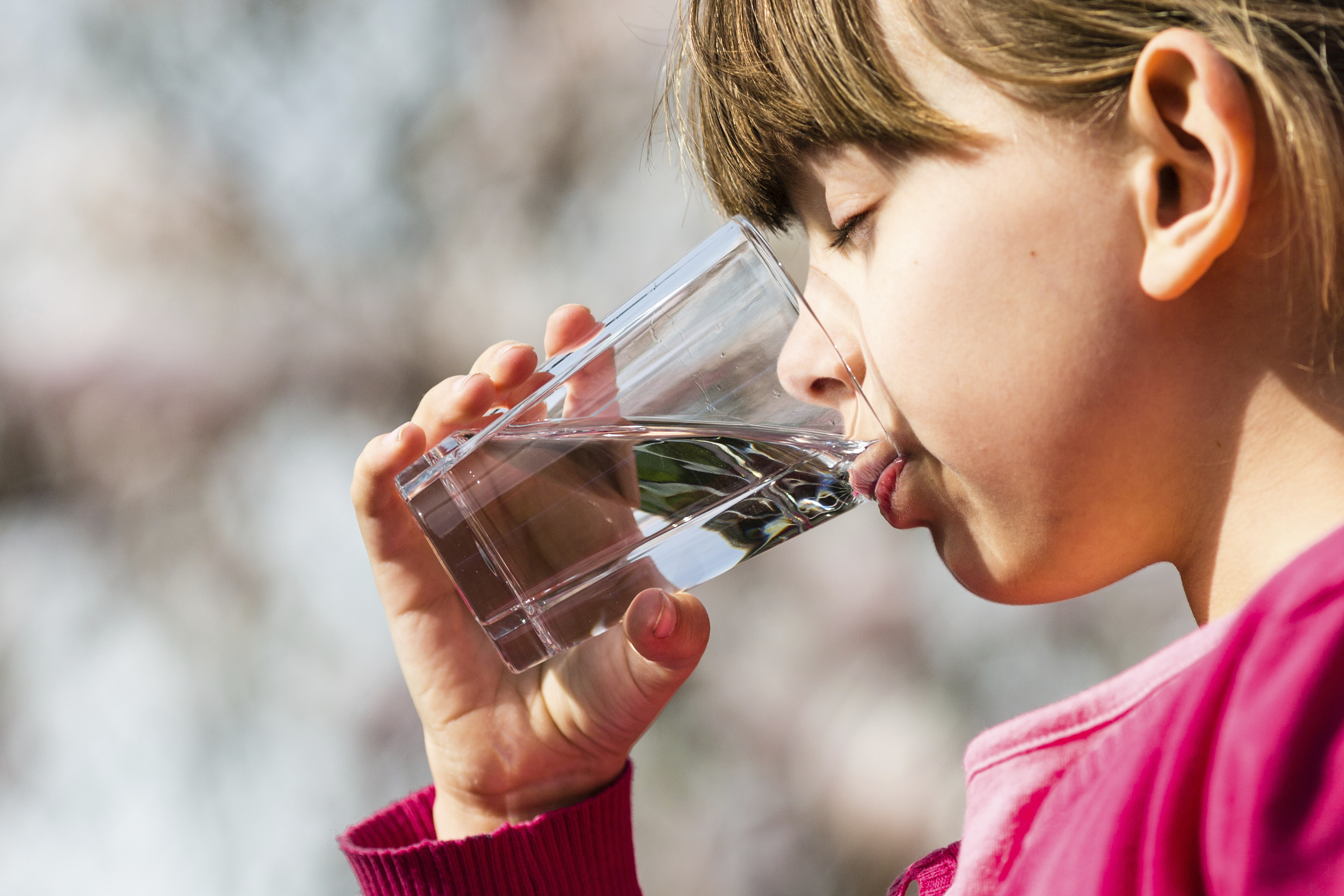 Girl drinking water from glass. Photo:  Bigandt_Photography / istock