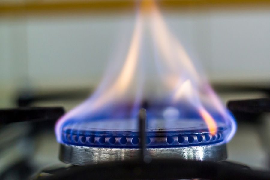 Image: Photo of a gas stove with flames. Source: Canva