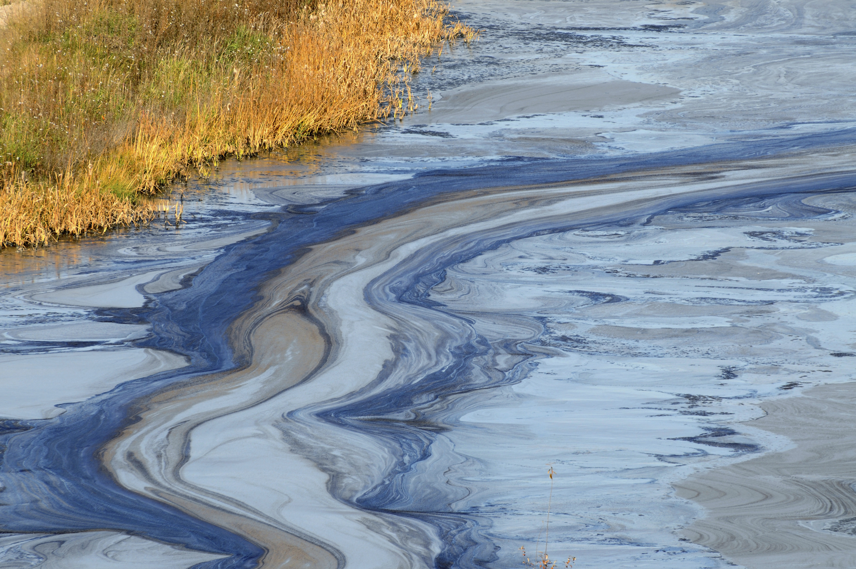 Влияние рек на окружающую среду. Разлив нефтепродуктов Северная Двина. Загрязнение воды. Загрязнение рек. Загрязнение водыng.
