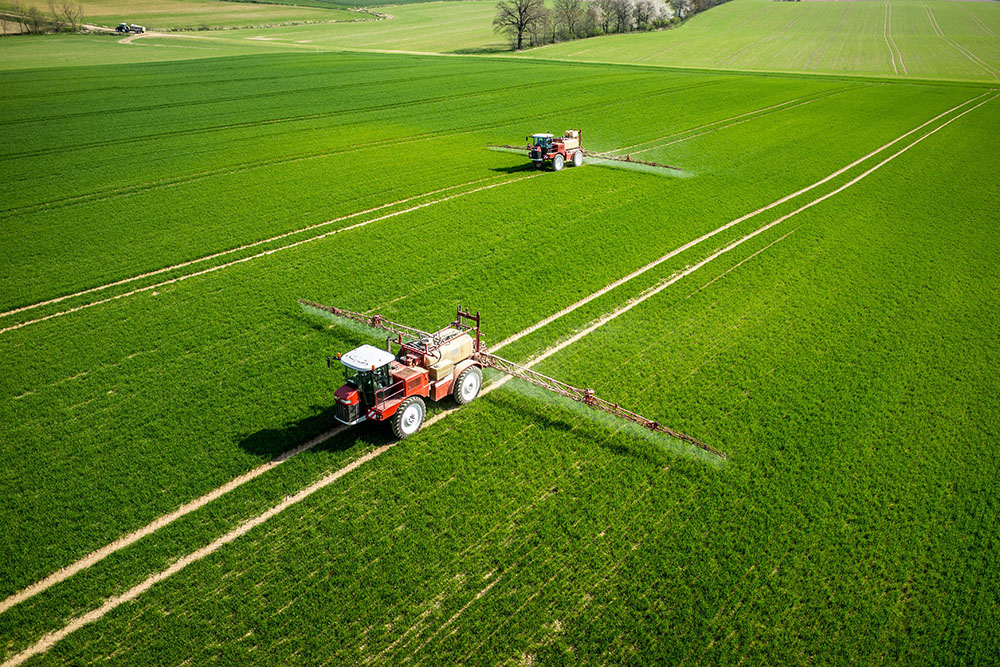 pesticide being applied to fields. photo: shutterstock, Stockr