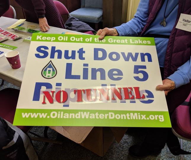 Shut Down Line 5 No Tunnel sign. Credit: Jennifer Schlicht