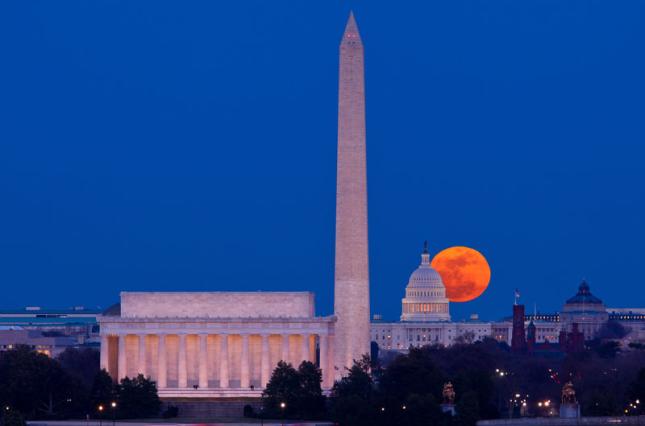 Lincoln and Washington monuments, Capitol in background. Photo credit: Steve Heap / Shutterstock