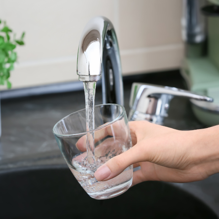 Faucet filling glass with water