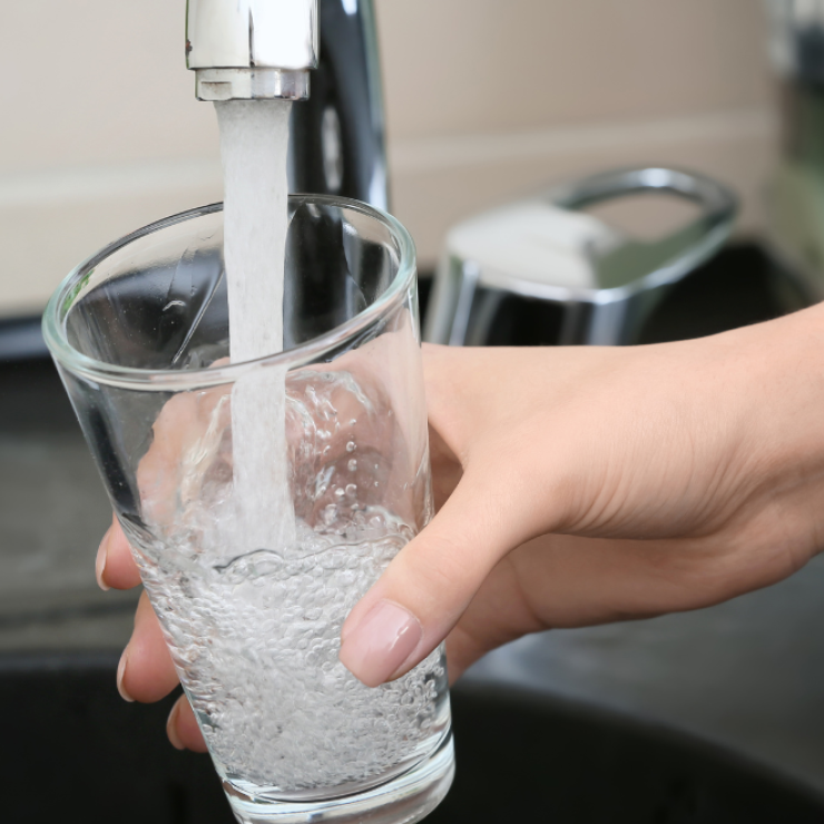 Faucet filling glass with water