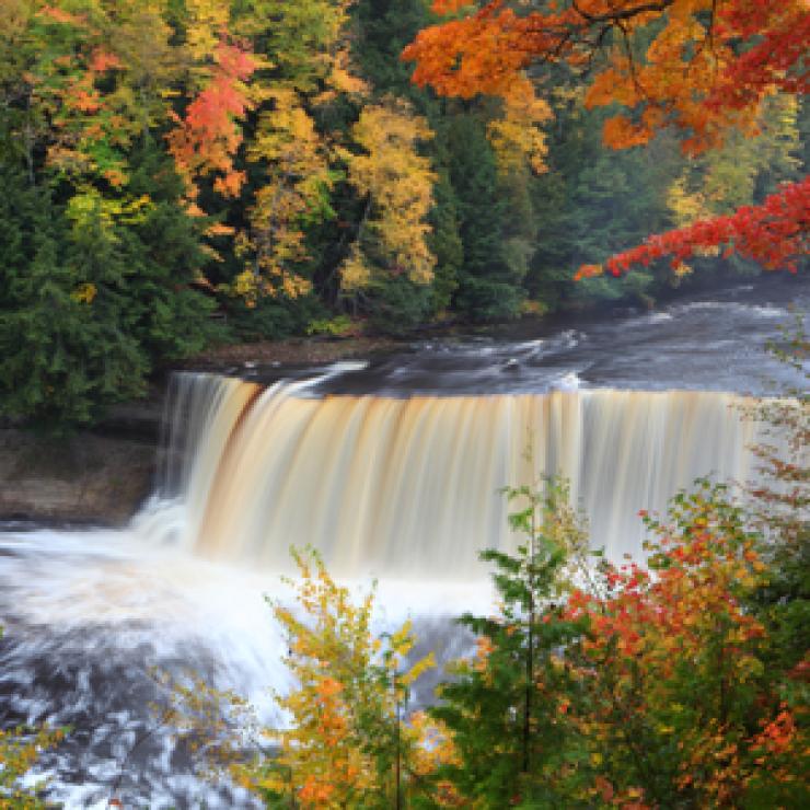 Tahquamenon Falls State Park. Credit: Le Do / Shutterstock