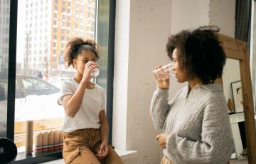 Image of a mom and daughter drinking water