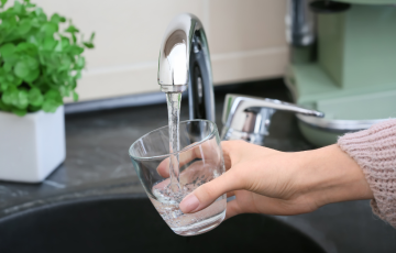 Faucet filling glass with water