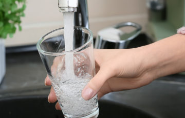 Faucet filling glass with water
