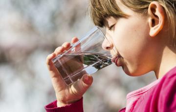Girl drinking water from glass. Photo:  Bigandt_Photography / istock