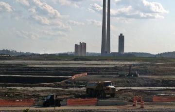 Coal Ash at TVA's Kingston Fossil Plant / photo: flickr.com/appvoices (CC BY 2.0)