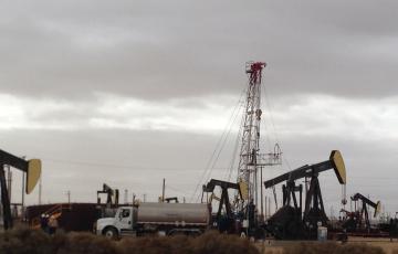 Drilling rig in Lost Hills, photo by A. Grinberg