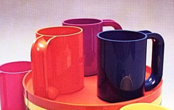 Vintage rainbow colored melamine plate and cup set. CC 2.0 DesignGuru118 Wikimedia.