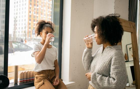 Image of a mom and daughter drinking water