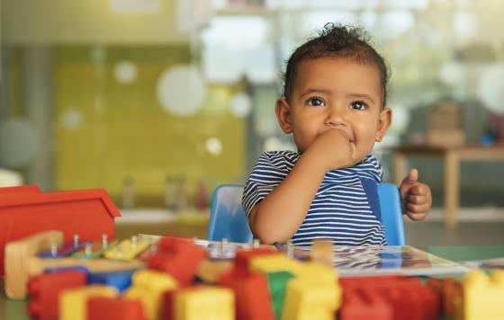 Child playing with toys / photo: istock